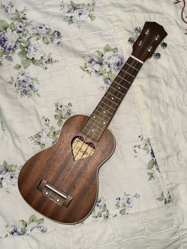 деревянные музыкальные инструменты: Укулеле с сердечком 
Качество идеальное 
Цена 4500(покупали за 6000)