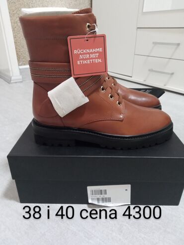 bershka na njpise ali: High boots, 40