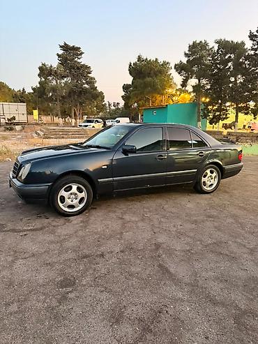 mersedes manitor: Mercedes-Benz E 240: 2.4 l | 1998 il Sedan — 3