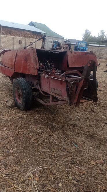 Traktorlar: Belarus MTZ tipli traktor - Korpus: kabinəli, mavi-qara rəng sxemi — 12