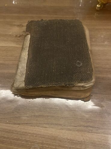 Bu köhnə kitab parçadan hazırlanmış üz qabığı və saralmış səhifələri