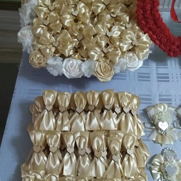 chanel perfection lumiere 30 beige: Cvetici za goste,zenski na lastis 40 dinmuski 30.din