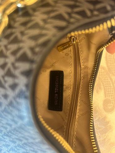 Çantalar: Michael Kors çiyin çantası – monoqram “MK” naxışlı material, qızılı — 3