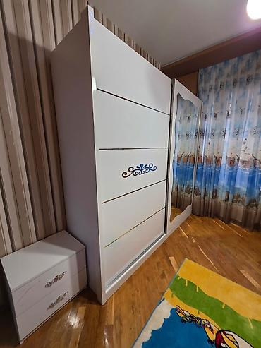Ağ rəngdə sürgülü qapılı dolab – dekorativ naxışlı, güzgülü panel ilə