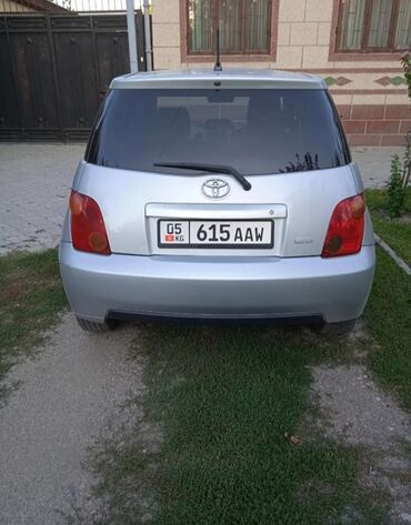 Toyota: Toyota ist: 2003 г., 1.3 л, Автомат, Бензин, Седан