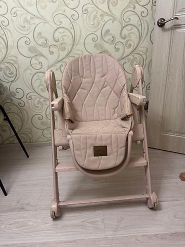 Стульчики для кормления: Стульчик для кормления в нейтральной цветовой гамме. Оснащен — 4