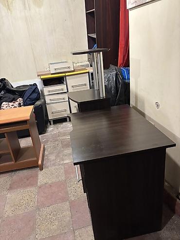 Sifarişlə mebel: Tünd qəhvəyi rəngdə kompüter və ya yazı masası. Model funksional — 2