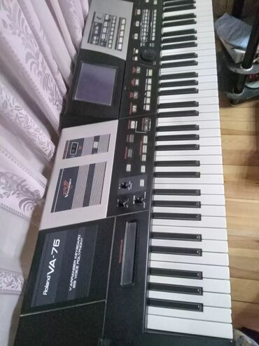 roland v7: Sintezator roland_va 76 super veziyyetdedi altliqida var real aliciya