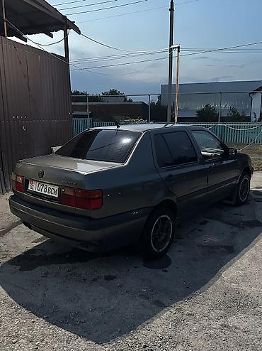 Volkswagen Vento: 1994 г., 1.8 л, Механика, Бензин, Седан