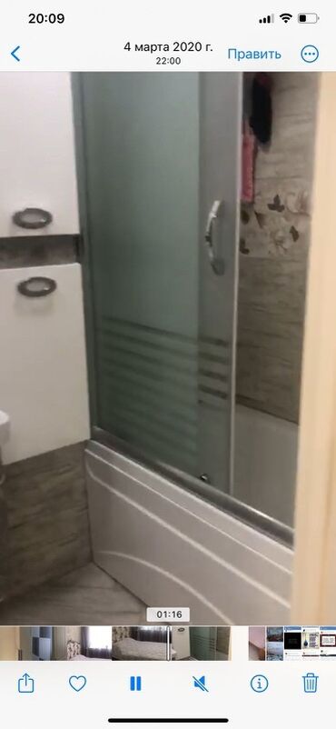 Duş kabinaları, arakəsmələr: Ağ rəngli vanna otağı üçün şüşəli duş kabinəsi. Hamam otağında duş