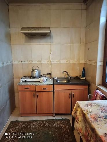 Otaqlar: 1 otaq 18 kv. mətbəx 6 kv, içində soyuducu, paltaryuyan maşın və — 5