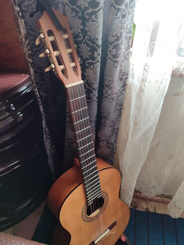 yamaha 550: Klassik gitara, Yamaha, İşlənmiş, Ünvandan götürmə, Ödənişli çatdırılma