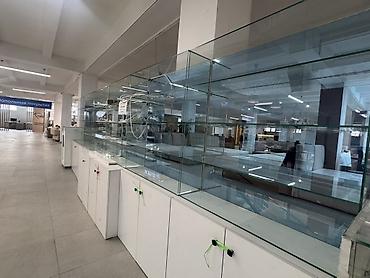 Стеклянные торговые витрины и прилавки для магазина Состав: - Линейка
