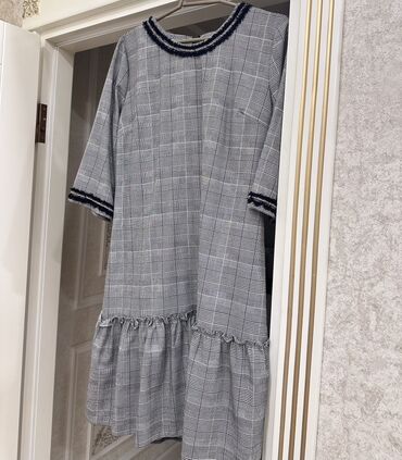 Dəstlər, kostyumlar: Qadın geyim dəsti – 4 parçadan ibarət 1) Açıq mavi, düz kəsimli jeans — 9