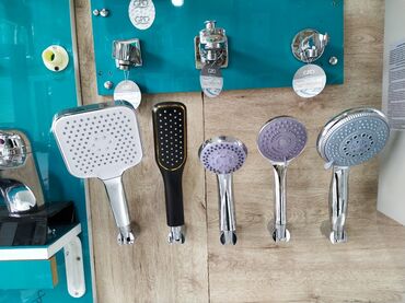 hamam ucun dus: Müxtəlif formalı və rəngli duş başlıqları dəsti. Dəstə kvadrat, oval