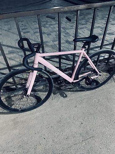 фикс pink: Фикс-байк (fixed gear) с шоссейной геометрией, розовая рама. Основные — 1