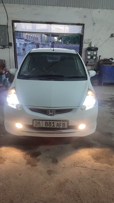 фит на аренду: Honda Fit: 2002 г., 1.3 л, Вариатор, Бензин, Седан