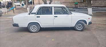 lada diskleri: Model: LADA (VAZ) 2107 Kuzov: sedan, ağ rəng Yanacaq: benzin Sürətlər — 1