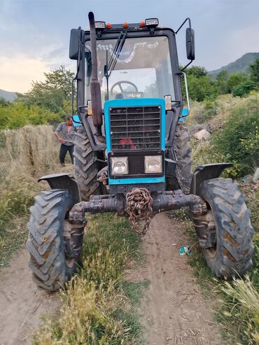 Traktorlar: Belarus 821 markalı traktor. Kənd təsərrüfatı işləri üçün yararlıdır