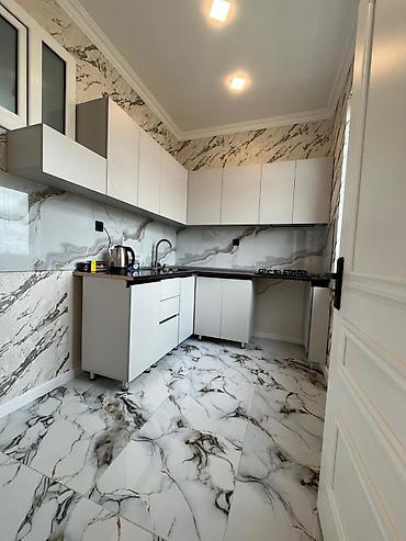 Tavan işləri: Təsvir: - Zövqlə təmir edilmiş, işıqlı mənzil interyeri. Geniş dəhliz — 22