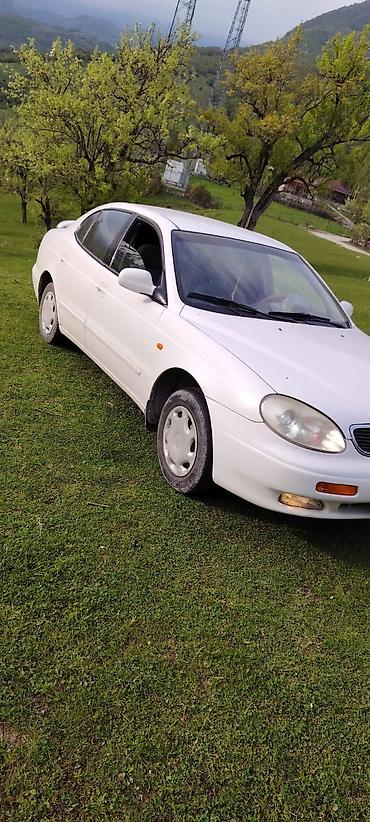 Daewoo: Daewoo Leganza, ağ rəng, sedan. Ön tərəfdən geniş xrom radiator — 3
