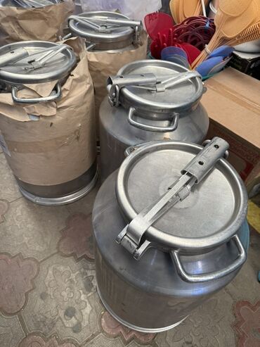 Кастрюли: Набор эмалированных кастрюль и другой посуды, украшенной — 8