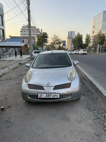 малолитражные авто: Nissan March серебристого цвета. Компактный городской автомобиль