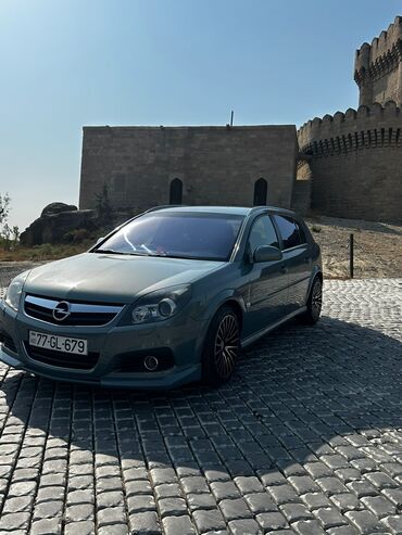 Ehtiyat hissələri: Boz rəngdə Opel Vectra C, geniş, beşqapılı sedan modelidir. Avtomobil