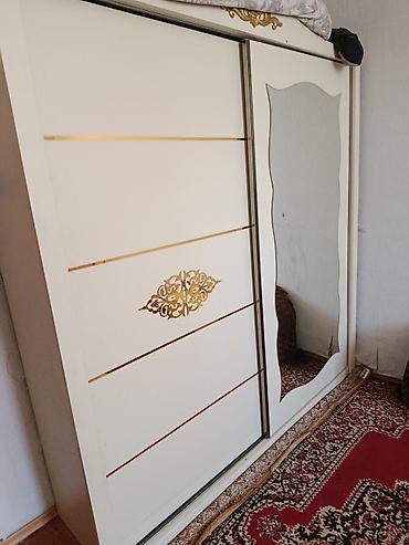 Ev üçün mebel: Ağ rəngdə sürgülü qapılı şkaf - Dizayn: Ağ korpus, qızılı dekor — 1