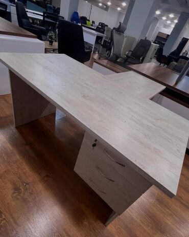Ofis masaları: Yeni, Müdir üçün, Kvadrat masa