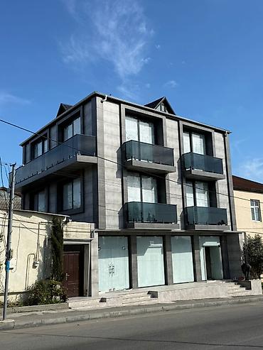 Kommersiya daşınmaz əmlakı: Kommersiya obyektləri üçün geniş vitrinli, müasir fasadlı bina — 2