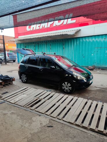срочно продам авто в связи с переездом: Honda Fit: 2002 г., 1.3 л, Вариатор, Бензин