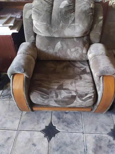 чебер мебель каракол: Прямой диван, цвет - Серый, Б/у