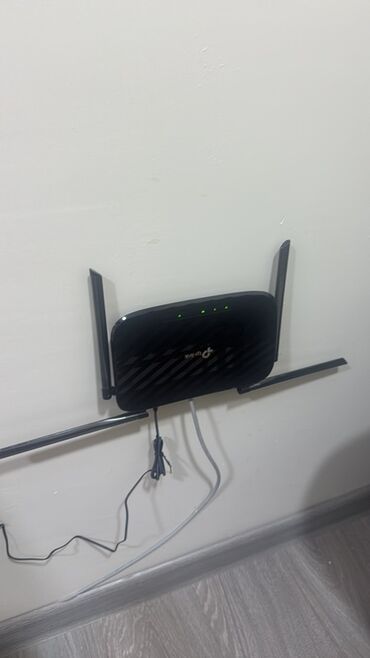 tab e: TP-Link istehsalı olan bu qara rəngli simsiz router, ev və ya ofis