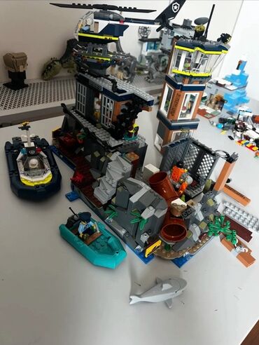 Oyuncaqlar: LEGO City Police Island həbsxana dəsti. Bu dəstə polis helikopteri