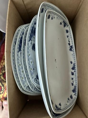 Наборы посуды: Различная посуда, б/у и новая. Есть комплектами и вразнобой. Может — 32