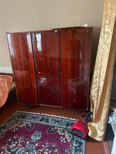 islenmis demir qapi satisi: Açılan, 3 qapılı Düz dolab, Qarderob, paltar dolabı