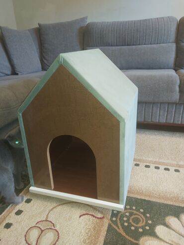 Yuvalar: Pişik üçün ev. Akril Laminat 18 lik. Ölçüləri : Hündürlük 70 sm. Eni — 9