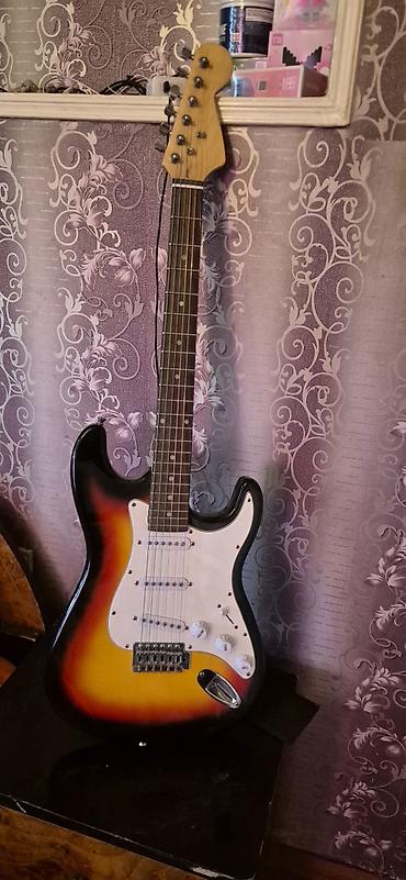 Электрогитары: Elektrik gitara – Strat tipli korpus, sunburst (3-tone) boyama çox az — 1