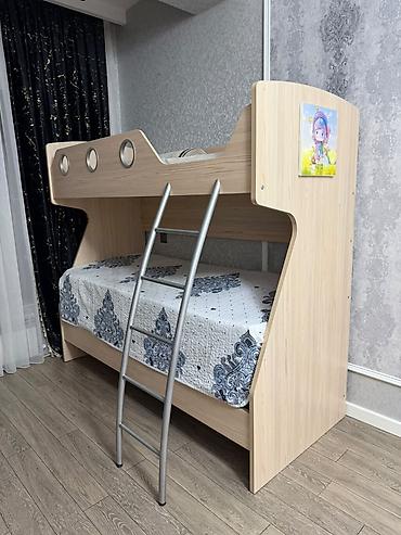 qosa carpayi: İki mərtəbəli uşaq çarpayısı - Material: açıq ağac rəngli MDF/laminat — 1