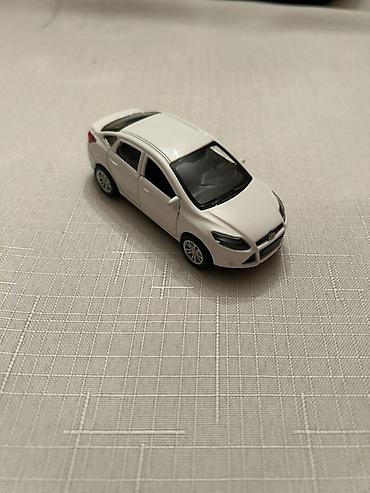Ağ rəngli metal oyuncaq maşın modeli - Korpus: metal gövdə, plastik — 2
