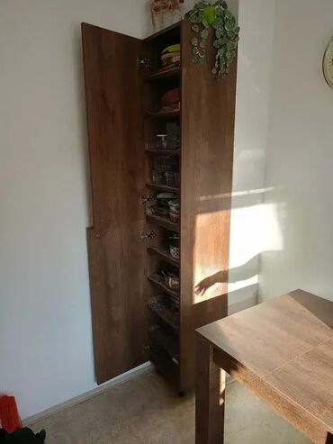 Ormari: Cipelarnik 23 Materijal: Univer debljine 18 mm u belom dekoru. Tamni — 9