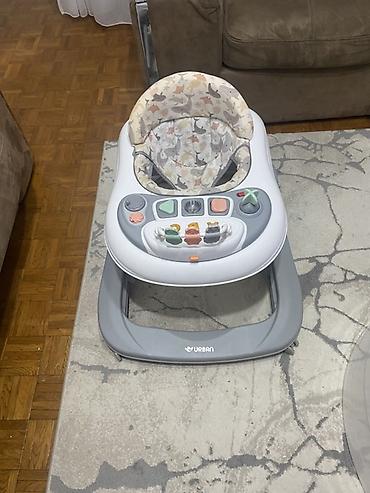 figura u pokretu: Hodalica za bebe URBAN sa interaktivnim panelom - Stabilna baza u — 1