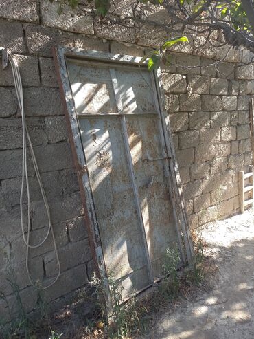 Giriş qapıları: Metall qapı – karkaslı, möhkəm konstruksiya - Material: qalın
