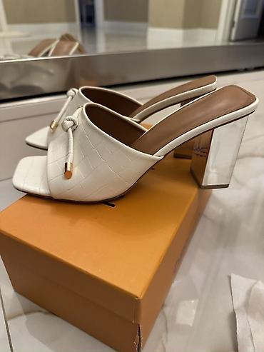 Tərliklər: Ağ rəngli qadın mule sandaleti - Model: açıq burunlu, kvadrat formalı — 2