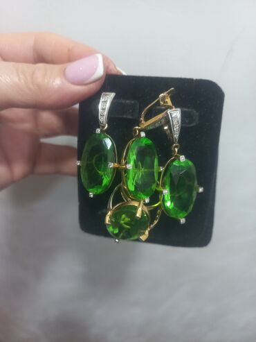 yaqut qaşlı uzuk: Zərgərlik dəsti – iri yaşıl daşlarla qızıl komplekt - Komplekt: üzük