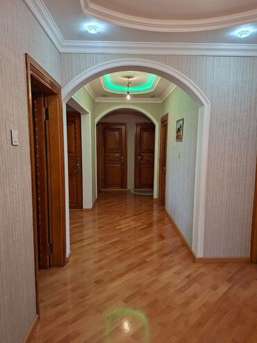 Təmir işləri: Təsviri: Klassik üslubda tam təmirli mənzil interyeri - Geniş dəhliz — 4