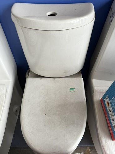 Mətbəx kranları: Ağ rəngli unitaz qapağı və su çəni, hamam otağı üçün nəzərdə