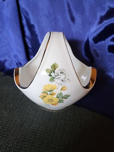 Ostali antikviteti: Korpa Jugoporcelan Titov Veles iz 70ih.god. Korpa je perfektna,sve na — 2