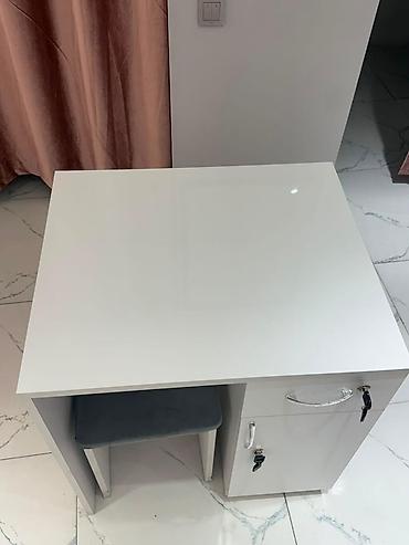berber oturacagi: Ağ rəngli kompakt iş masası və taburet - Material: laminat/MDFlam — 4